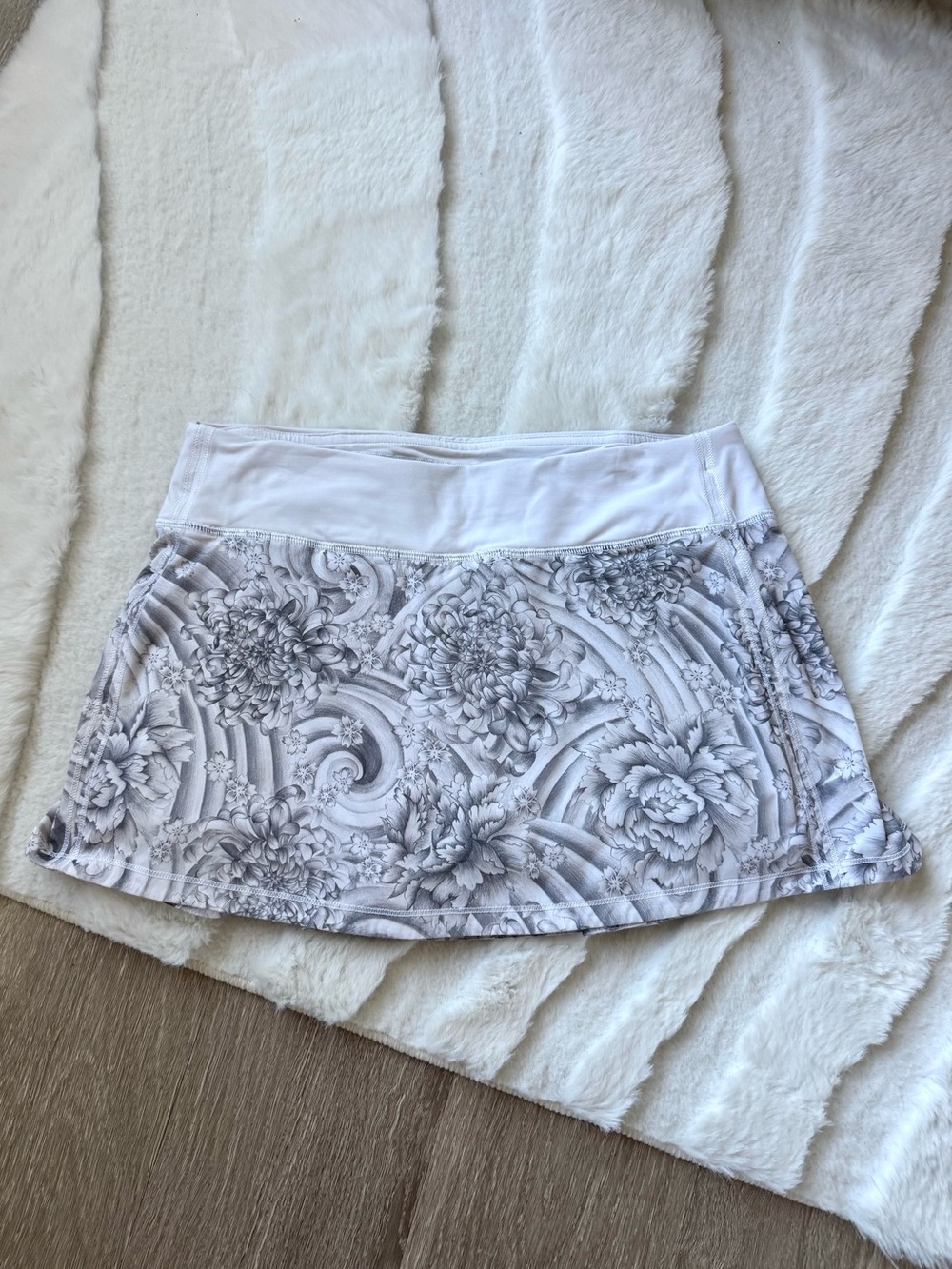 lululemon athletica Pace Revival Skirt Size 6 in Mini Twine White Multi / White